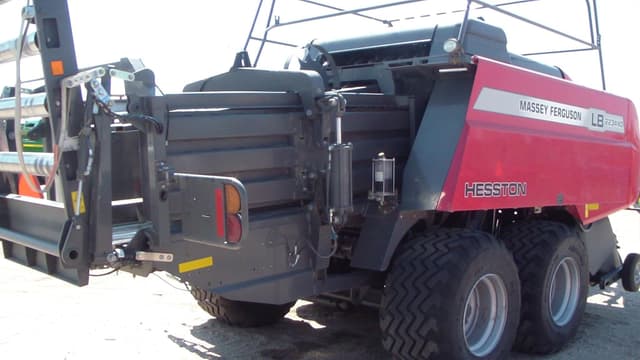 Image of Massey Ferguson LB2234XD equipment image 4