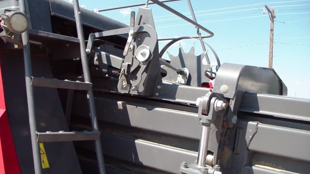 Image of Massey Ferguson LB2234XD equipment image 2