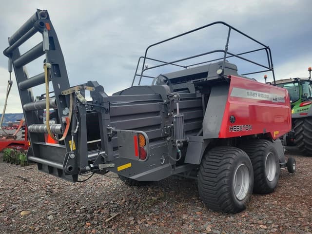 Image of Massey Ferguson LB2234XD equipment image 2