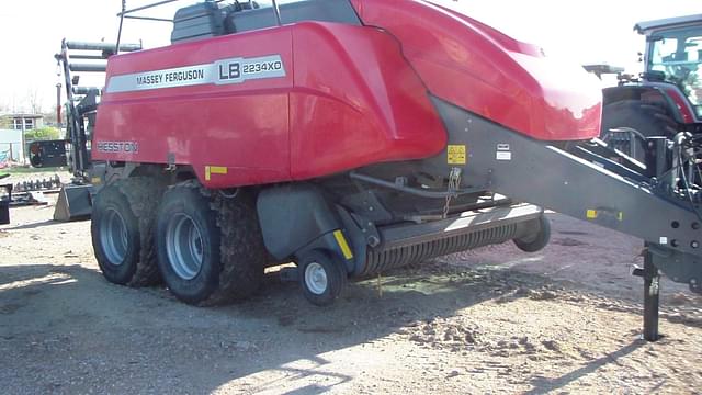 Image of Massey Ferguson LB2234XD equipment image 2