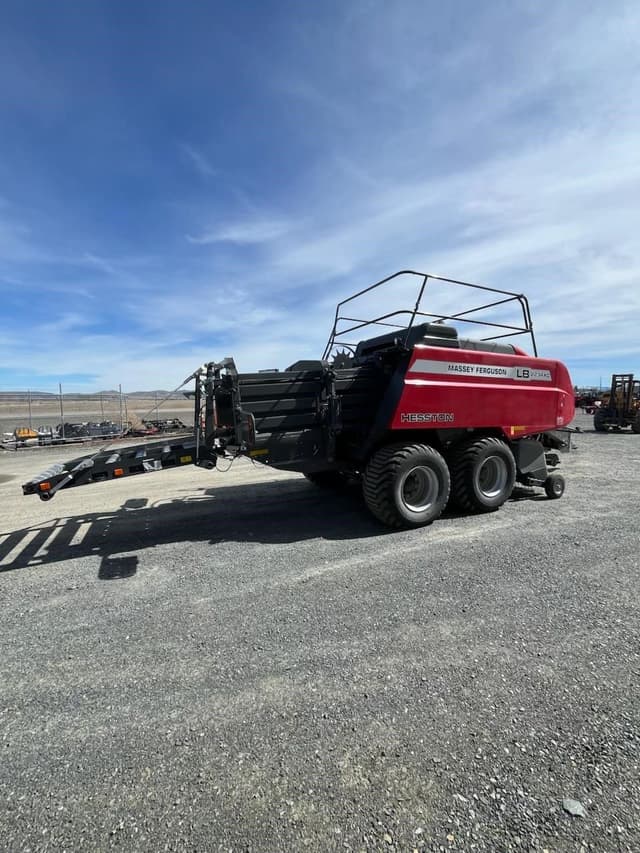 Image of Massey Ferguson LB2234XD equipment image 2