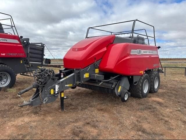 Image of Massey Ferguson LB2234XD equipment image 2