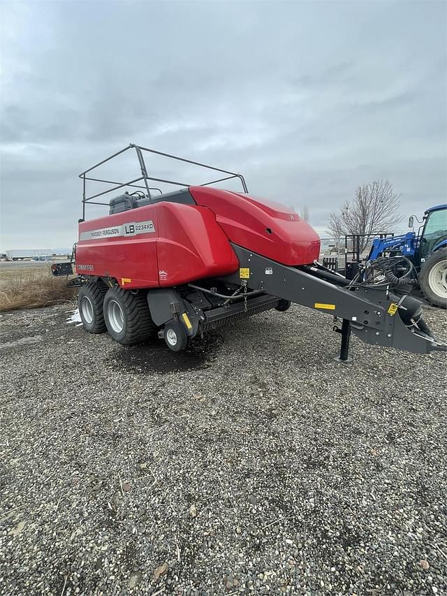 Image of Massey Ferguson LB2234XD equipment image 3