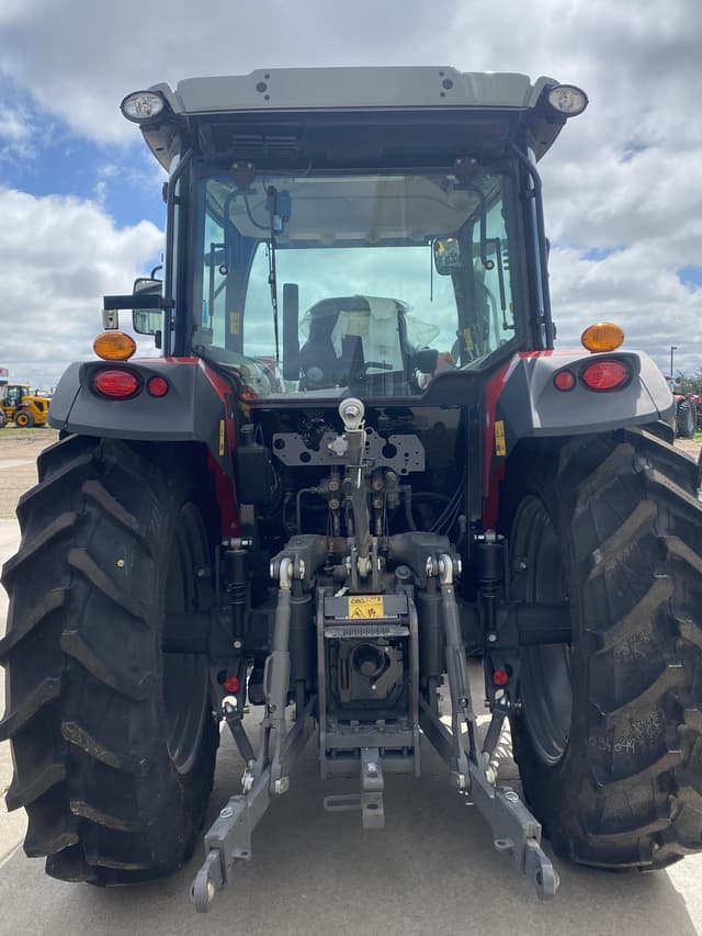 Image of Massey Ferguson 5711D equipment image 2