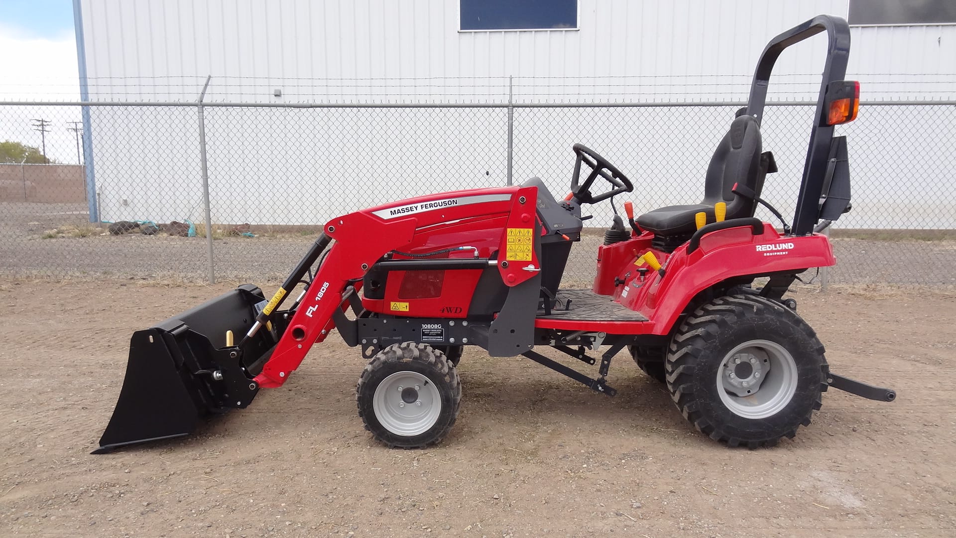 2023 Massey Ferguson GC1723E Equipment Image0