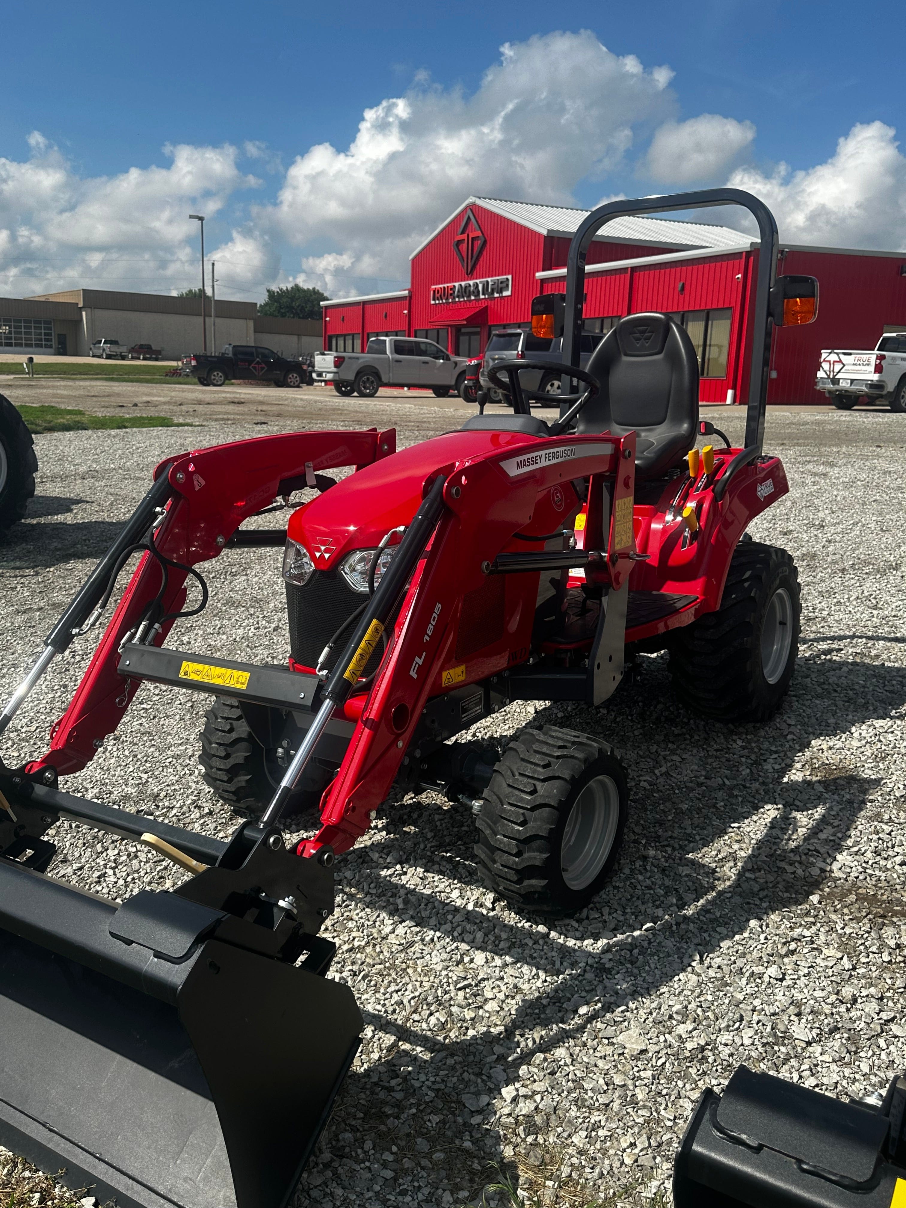 2023 Massey Ferguson GC1723E Equipment Image0