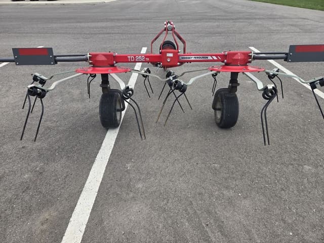 Image of Massey Ferguson TD252TR equipment image 4