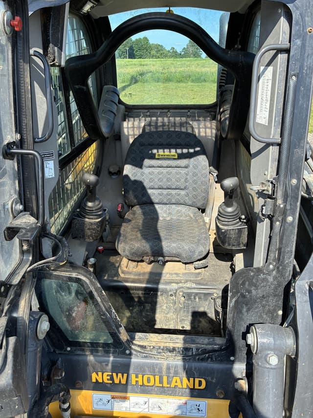 Image of New Holland C327 equipment image 4