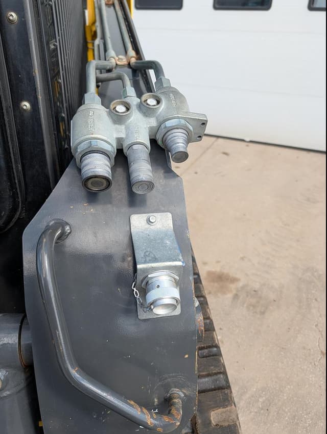 Image of New Holland C327 equipment image 4