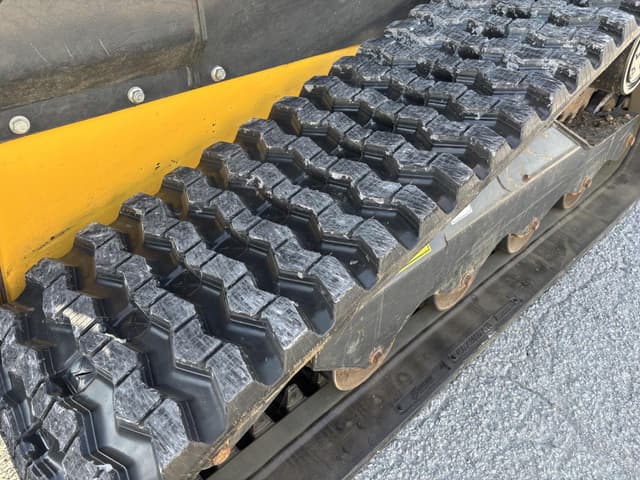 Image of New Holland C332 equipment image 2
