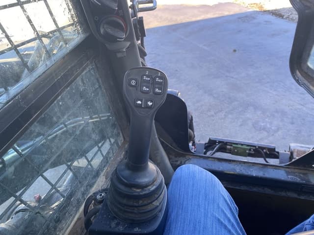 Image of New Holland C332 equipment image 4