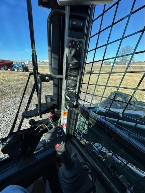 Image of New Holland C332 equipment image 4