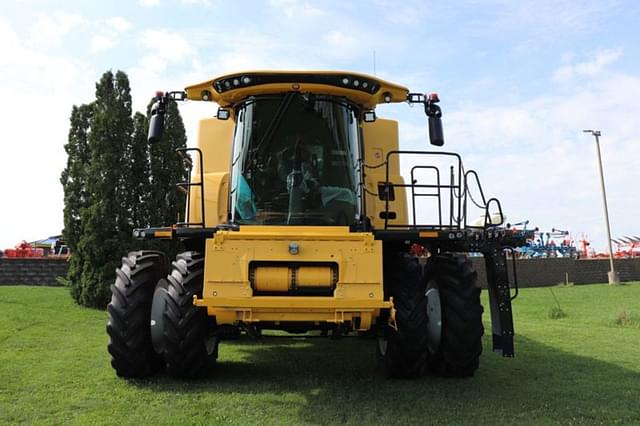 Image of New Holland CR7.90 equipment image 3