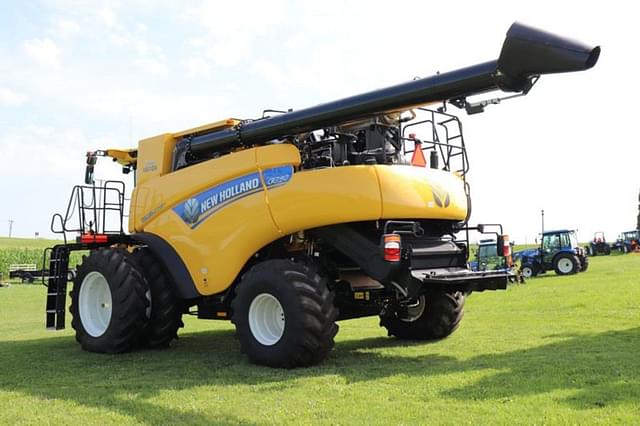 Image of New Holland CR7.90 equipment image 4