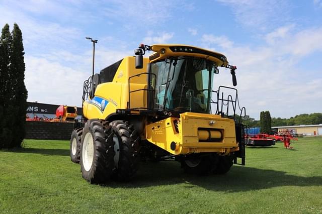 Image of New Holland CR7.90 equipment image 2