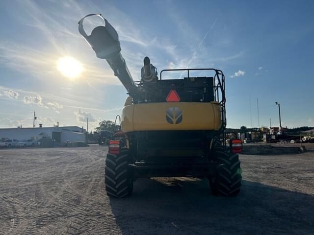 Image of New Holland CR7.90 equipment image 4