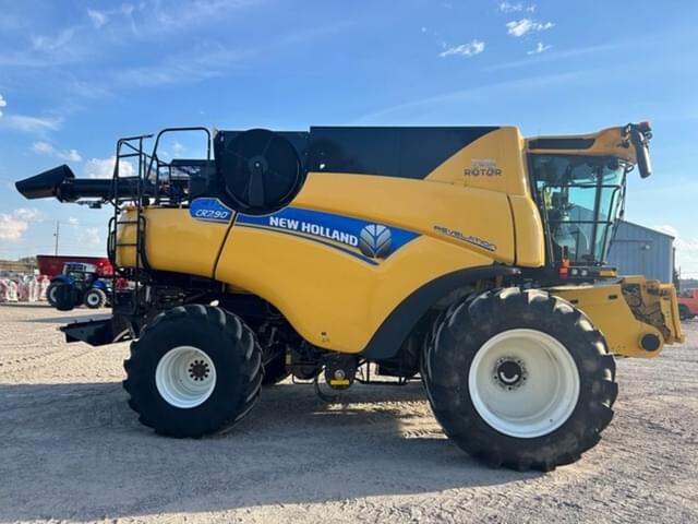 Image of New Holland CR7.90 equipment image 3