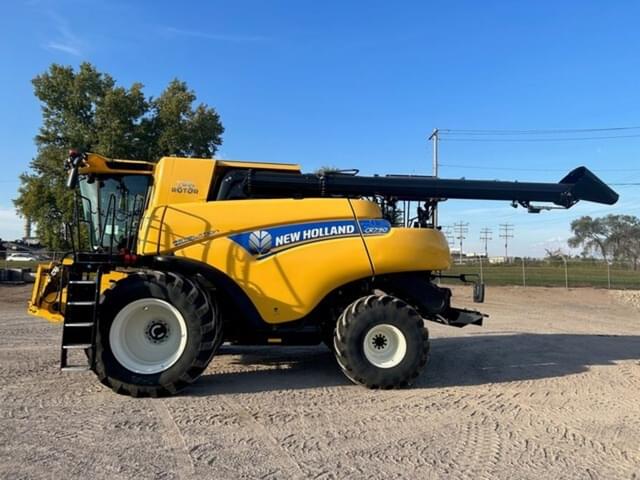 Image of New Holland CR7.90 equipment image 2