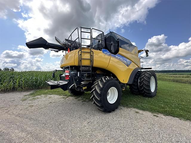 Image of New Holland CR7.90 equipment image 4