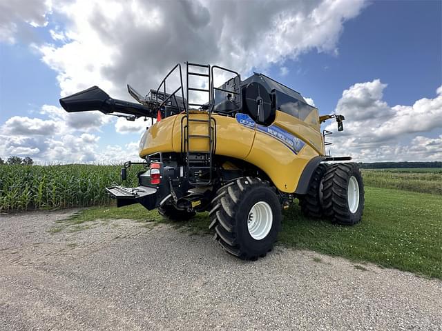 Image of New Holland CR7.90 equipment image 4