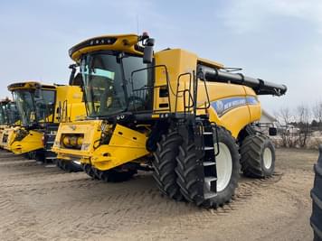 Main image New Holland CR8.90