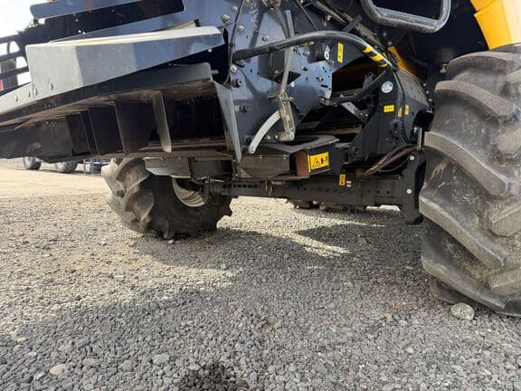 Image of New Holland CR8.90 equipment image 2