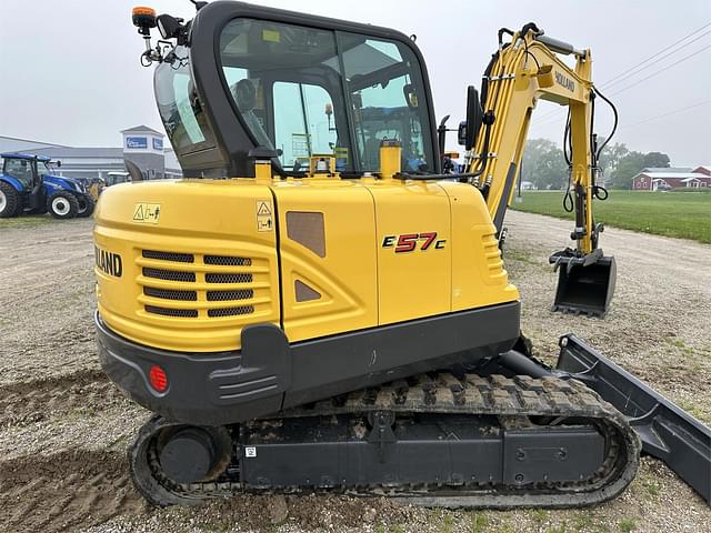 Image of New Holland E57C equipment image 4