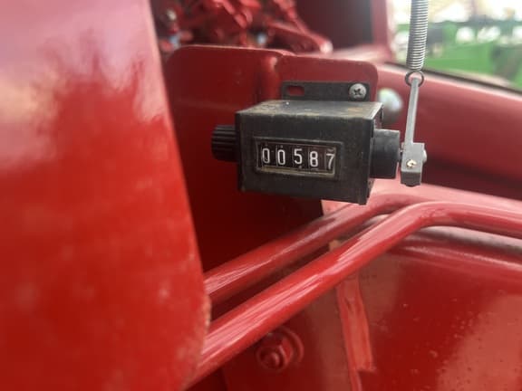 Image of New Holland Hayliner 275 equipment image 2