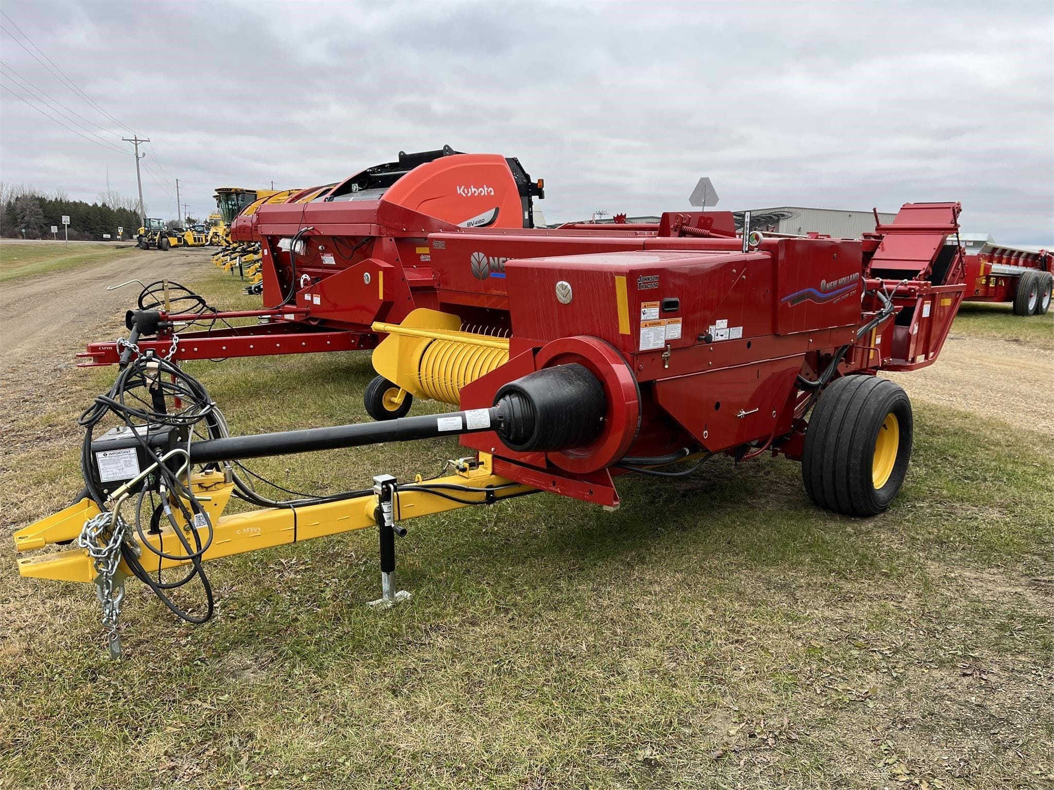 2023 New Holland Hayliner 275 Equipment Image0