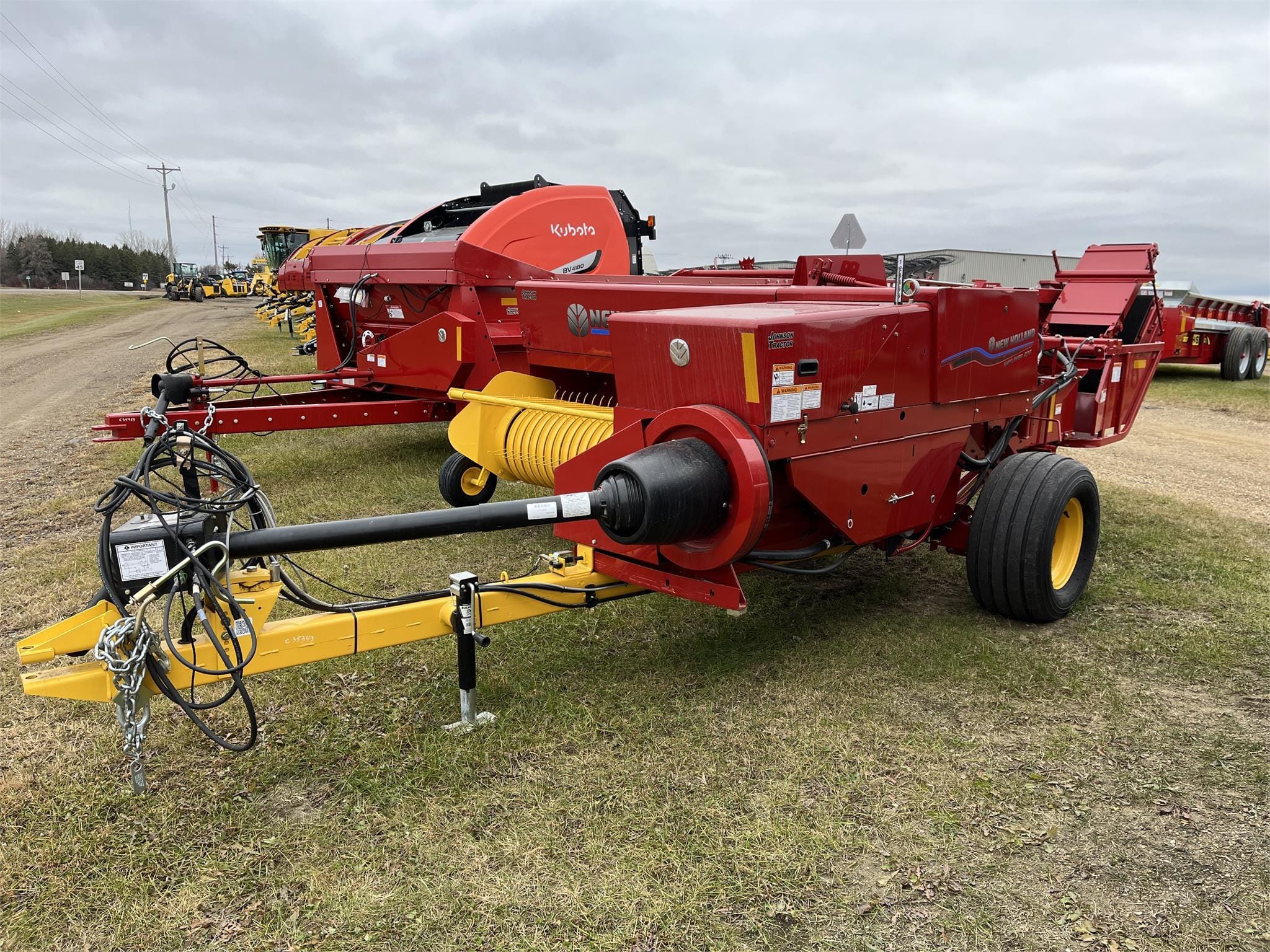 2023 New Holland Hayliner 275 Equipment Image0