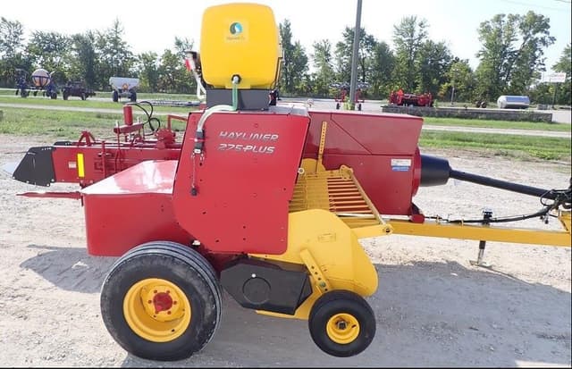 Image of New Holland Hayliner 275 Plus equipment image 4
