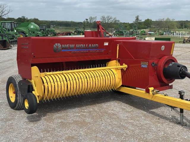 Image of New Holland Hayliner 275 Plus equipment image 2