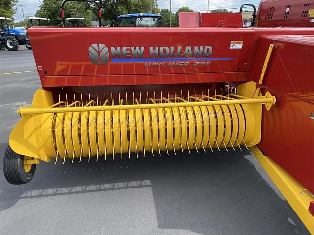 Image of New Holland Hayliner 275 Plus equipment image 2