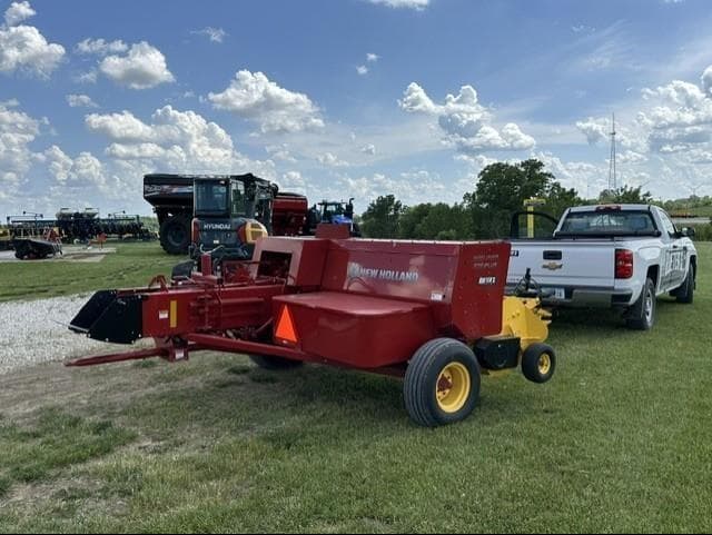 Image of New Holland Hayliner 275 Plus equipment image 3
