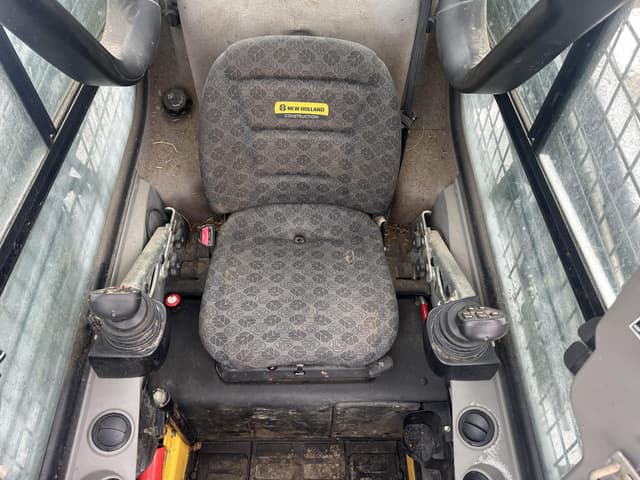 Image of New Holland L318 equipment image 2