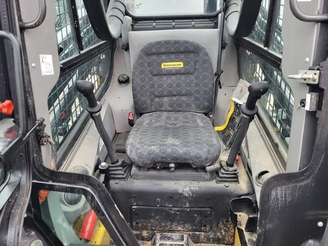 Image of New Holland L318 equipment image 4