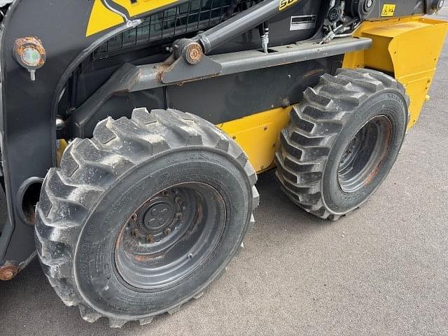 Image of New Holland L318 equipment image 1