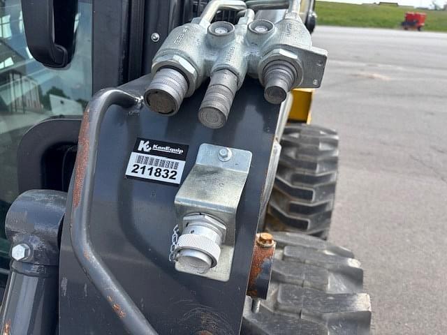 Image of New Holland L318 equipment image 3