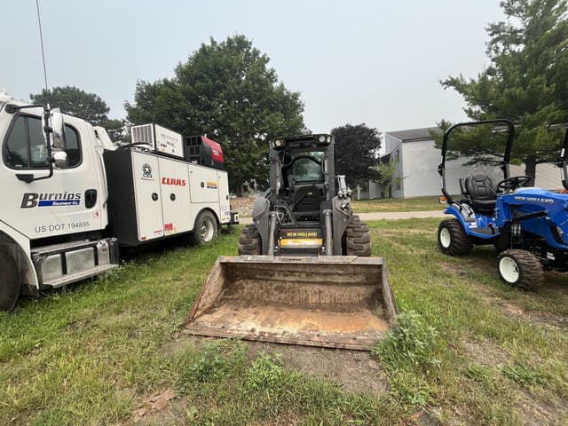 Image of New Holland L320 equipment image 2