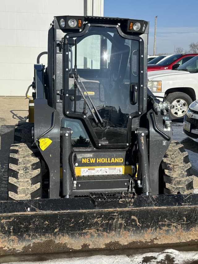 Image of New Holland L320 equipment image 4