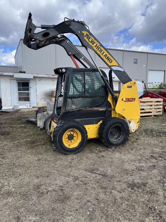 Image of New Holland L321 equipment image 2