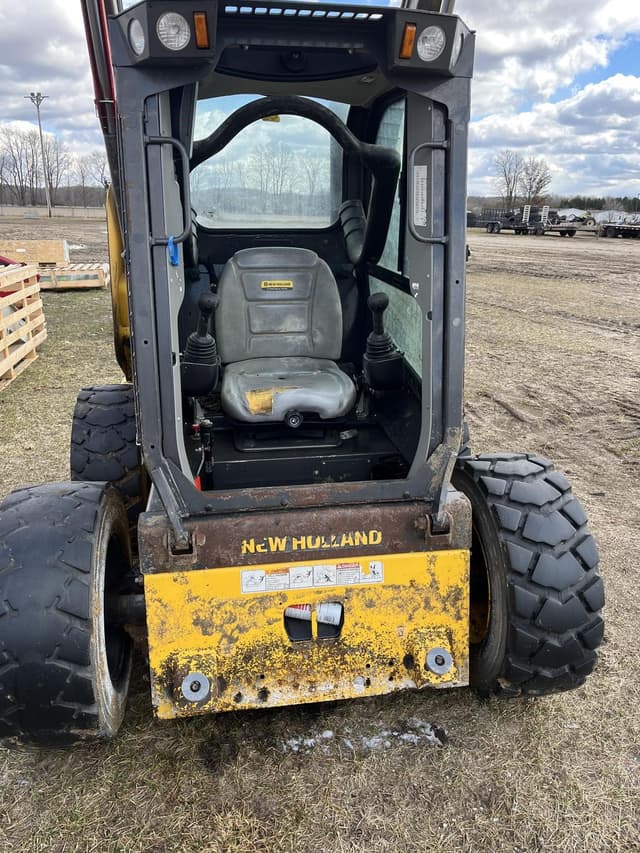 Image of New Holland L321 equipment image 1