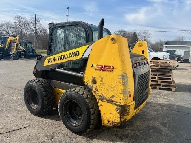 Image of New Holland L321 equipment image 2