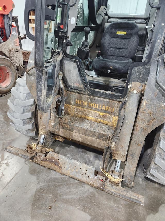 Image of New Holland L328 equipment image 2