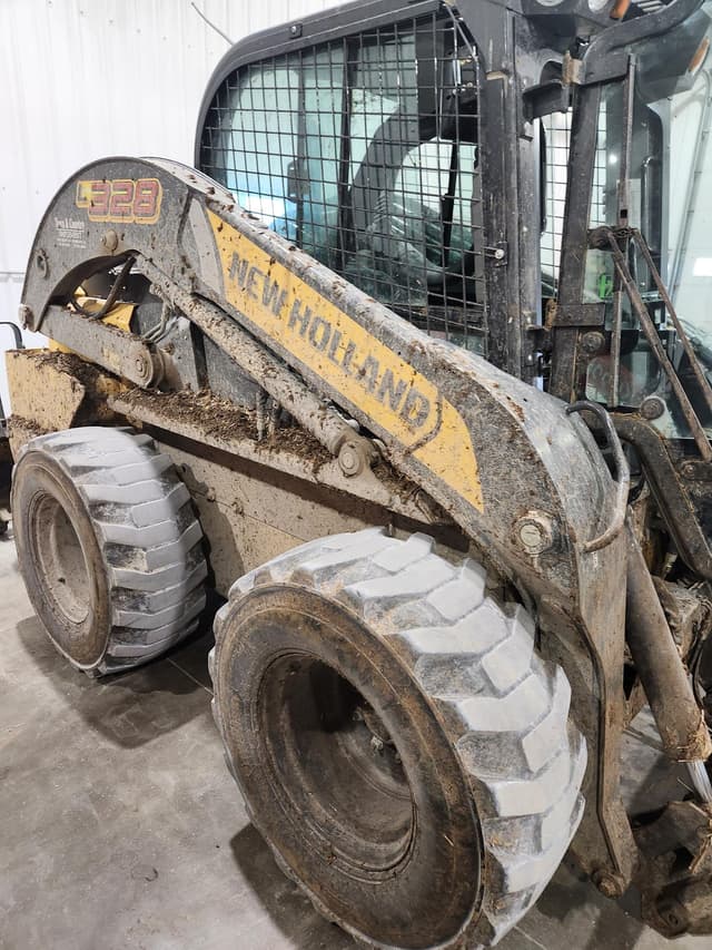 Image of New Holland L328 equipment image 3