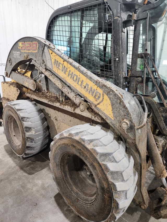 Image of New Holland L328 equipment image 3