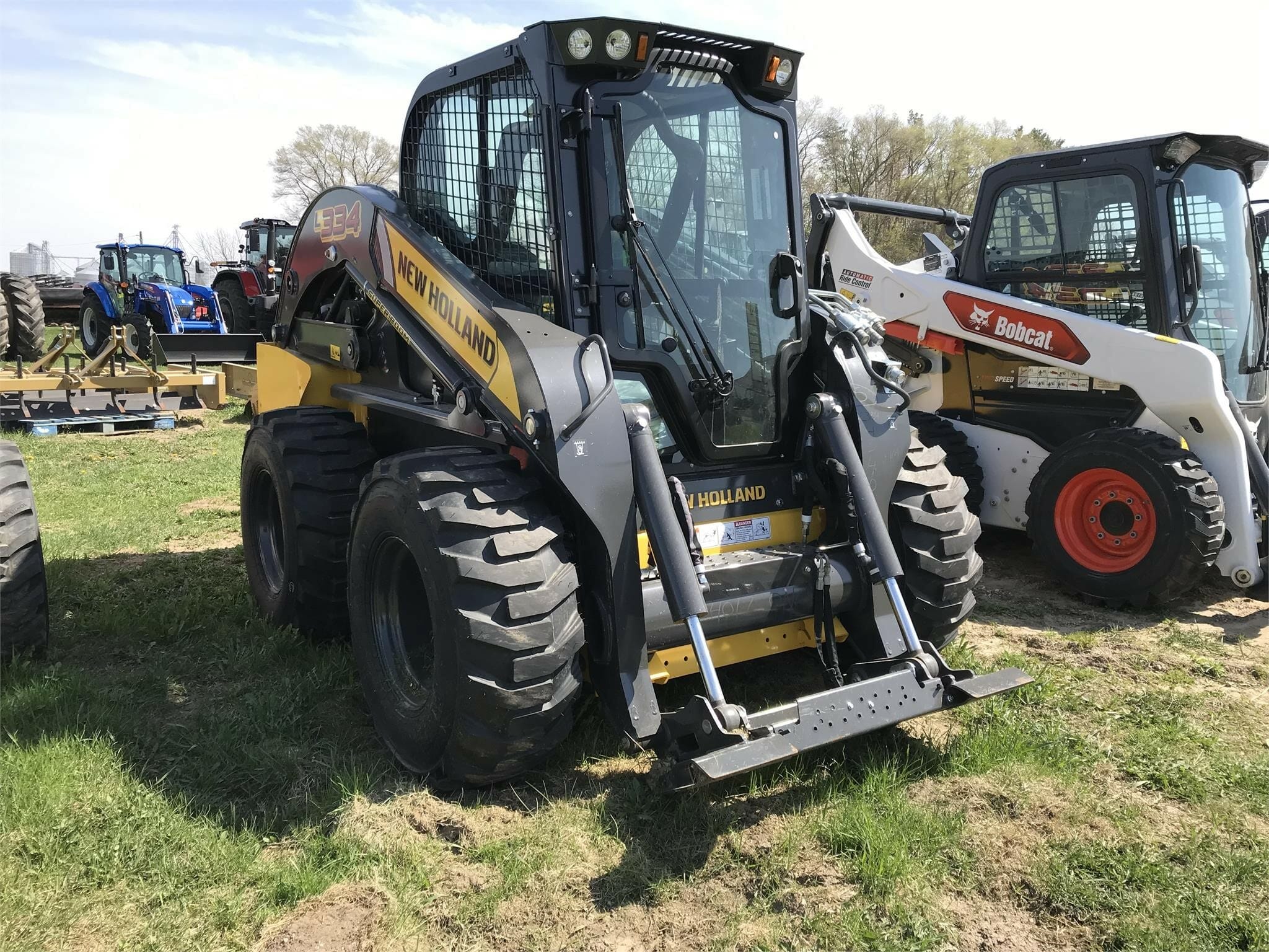 2023 New Holland L334 Equipment Image0
