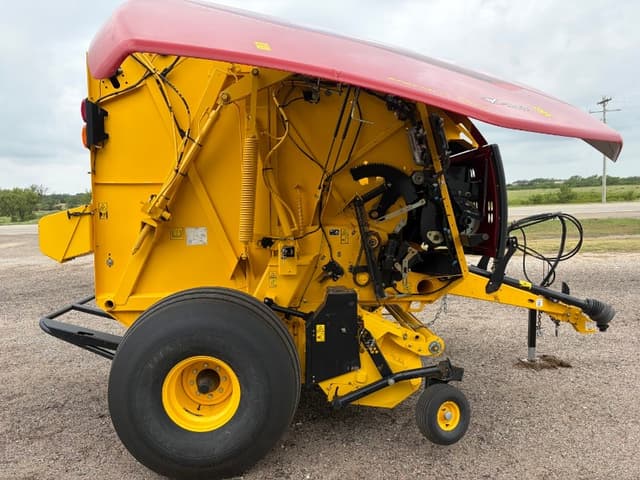 Image of New Holland RB560 Specialty Crop equipment image 3