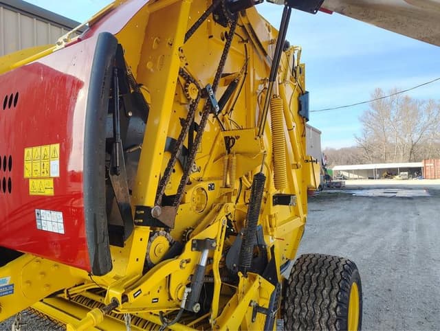 Image of New Holland RB560 Specialty Crop equipment image 4