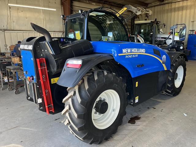 Image of New Holland TH7.42 Elite equipment image 2